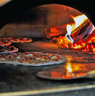 Pizza, garen im Holzofen